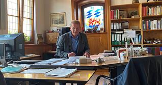 Der Bürgermeister beim Aktenstudium. Die Gemeinderäte erwarten von Birk nunmehr klare Entscheidungen und Führung.