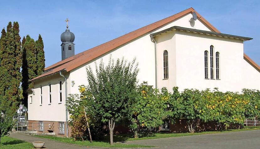 Die syrisch-orthodoxe Gemeinde nutzt diese Kirche an der Charlottenstraße seit 1995. Jetzt wird sie um einen Saalbau ergänzt.Foto: Andreas Veigel