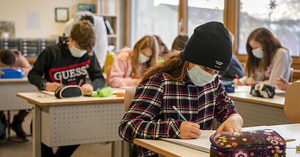 Primarsch&uuml;ler einer sechsten Klasse tragen im Unterricht Gesichtsmasken im Schulhaus Neuallschwil in Allschwil. Im Kanton Basel-Landschaft m&uuml;ssen Schulkinder ab zehn Jahren wegen der Corona-Pandemie eine Maske tragen. +++ dpa-Bildfunk +++