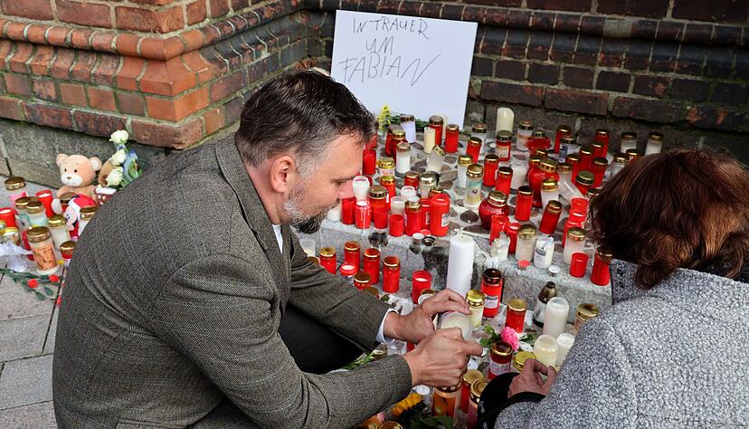 Jens-Peter Schulz, Pastor der Ev.-Luth. Pfarrgemeinde G&uuml;strow, ist es ein Trost, dass die Menschen in G&uuml;strow mit ihrer Trauer und Anteilnahme zusammenkommen.