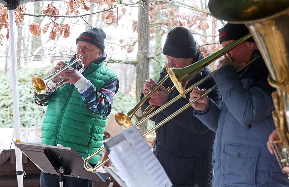 Familien genießen im Wildparadies ein abwechslungsreiches Winterprogramm.