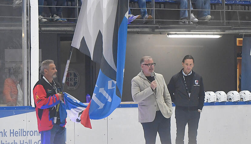 Die Dankesworte von Franz Böllinger (Mitte) für die finanzielle Unterstützung durch die Anhängerschaft wurde von den Fans auf der Stehplatztribüne mit gellenden Pfiffen quittiert.