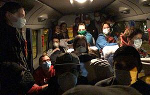 Wegen eines Milit&auml;rbefehls mussten sich 30 Touristen in einen Kleinbus quetschen. Nachdem ihnen Anwohner der Zugang zu einem Hotel verwehrten, wurden sie in ein anderes Hotel gebracht. Die vier Studenten aus dem Kochertal, Alexander Moritz (vorne links), Marius Muth (hinten mit Brille), Selina Fix (in der Mitte) und Lukas Lohm&uuml;ller (verdeckt hinter ihr) mittendrin. Foto: privat