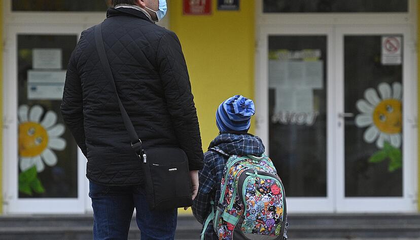Ein Kind steht mit seinem Vater vor einer Grundschule. Foto: Michal Kamaryt/CTK/dpa Ein Kind steht mit seinem Vater vor einer Grundschule. Foto: Michal Kamaryt/CTK/dpa