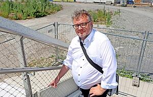 Baubürgermeister Andreas Ringle zeigt auf den Stützpfeiler mit den Mängeln, die jetzt das Gericht beschäftigen. Baubürgermeister Andreas Ringle zeigt auf den Stützpfeiler mit den Mängeln, die jetzt das Gericht beschäftigen.