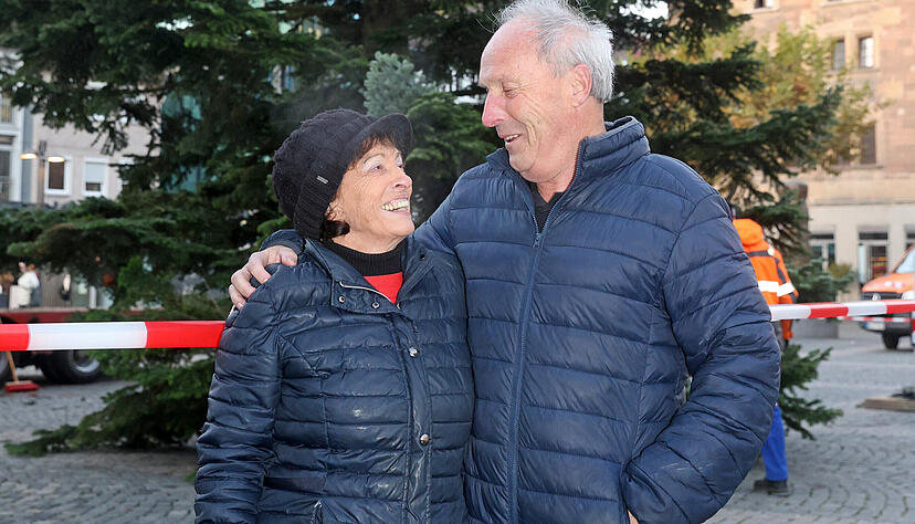 Das Ehepaar Seiz aus Ilsfeld spendete den Weihnachtsbaum für den Heilbronner Marktplatz.