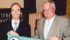 Eberhard Gienger (links) und Gerard Storm mit der Vereinsfahne aus der Gründungszeit.
