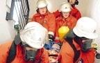...gebracht und auf einer Trage durchs Treppenhaus ins Freie getragen.