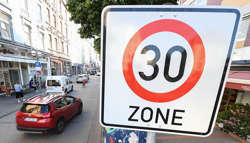 Ein Verkehrsschild weist auf eine Tempo-30-Zone hin. Ein Verkehrsschild weist auf eine Tempo-30-Zone hin.