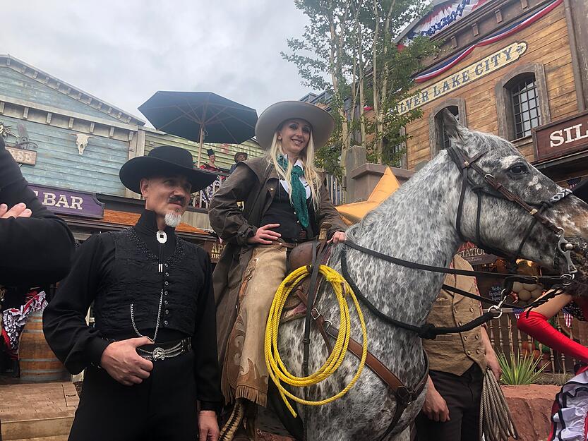 Artisten im Westernlook warten bei der Eröffnung von "Silver Lake City" im Europa-Park in Rust. Anders als üblich widmet der Freizeitpark den neuen Themenbereich keinem europäischen Land, sondern dem amerikanischen Westen. Artisten im Westernlook warten bei der Eröffnung von "Silver Lake City" im Europa-Park in Rust. Anders als üblich widmet der Freizeitpark den neuen Themenbereich keinem europäischen Land, sondern dem amerikanischen Westen.