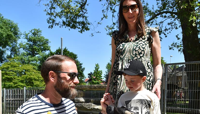 Jason Kraft, Sohn Mats Kraft (4) und Sarah Kraft am Streichelzoo in Öhringen. Jason Kraft, Sohn Mats Kraft (4) und Sarah Kraft am Streichelzoo in Öhringen.