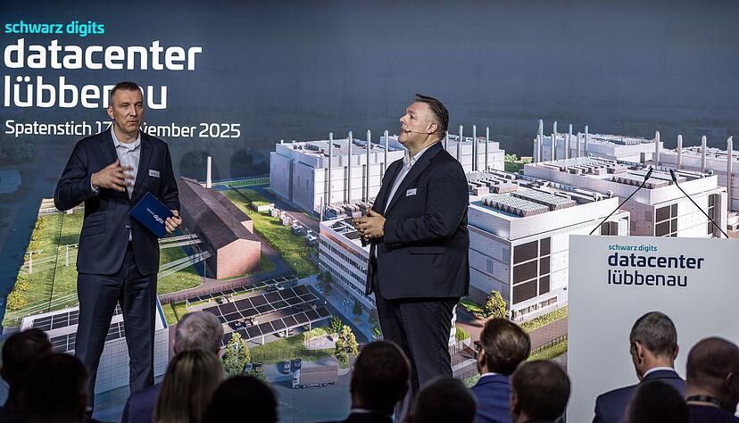 Christian M&uuml;ller (l) und Rolf Schumann, CO-CEOs von Schwarz Digits, stehen bei der Festveranstaltung zum Spatenstich f&uuml;r das neue Schwarz Digits Rechenzentrum auf der B&uuml;hne.