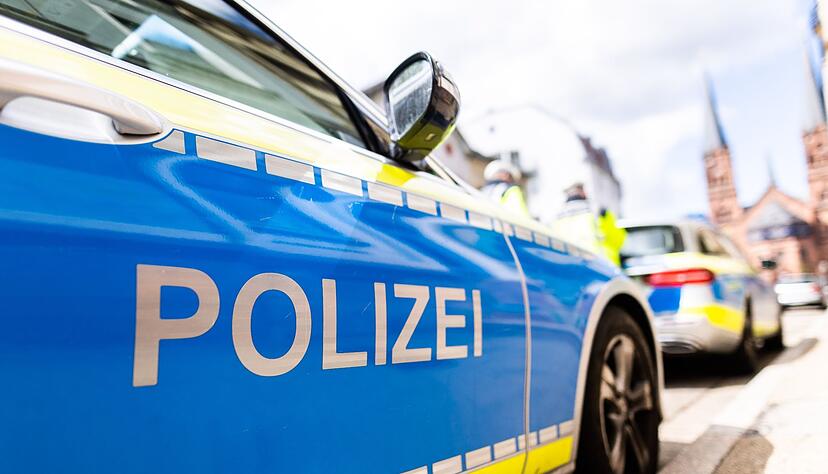 Einsatzfahrzeuge der Polizei stehen Stra&szlig;enrand.