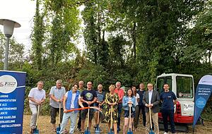 B&uuml;rgermeisterin Heike Schokatz (Mitte) und BBV-Gesch&auml;ftsf&uuml;hrer Frank Bronnemeier (zweiter von rechts) geben mit Vertretern der Baufirma, der Stadt und des Gemeinderats den Startschuss f&uuml;r den Glasfaserausbau in Gundelsheim.
Foto: Katharina M&uuml;ller