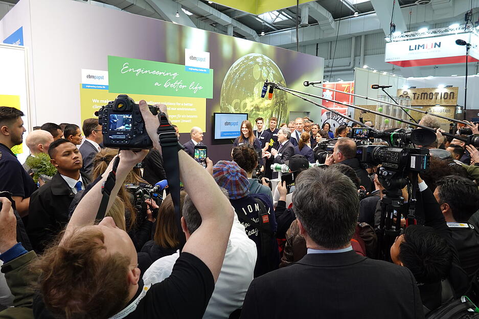 Gro&szlig;er Auflauf am Stand von EBM-Papst zum Kanzlerbesuch.