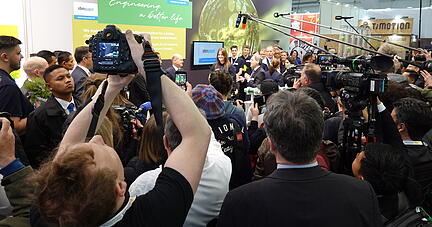 Großer Auflauf am Stand von EBM-Papst zum Kanzlerbesuch. Großer Auflauf am Stand von EBM-Papst zum Kanzlerbesuch.
