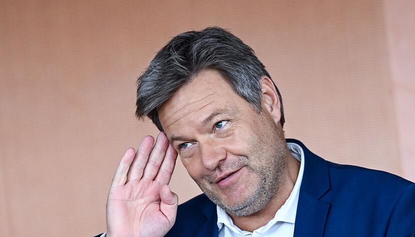 Wirtschaftsminister Robert Habeck will die Energiepreisbremsen noch etwas verlängern. Wirtschaftsminister Robert Habeck will die Energiepreisbremsen noch etwas verlängern.