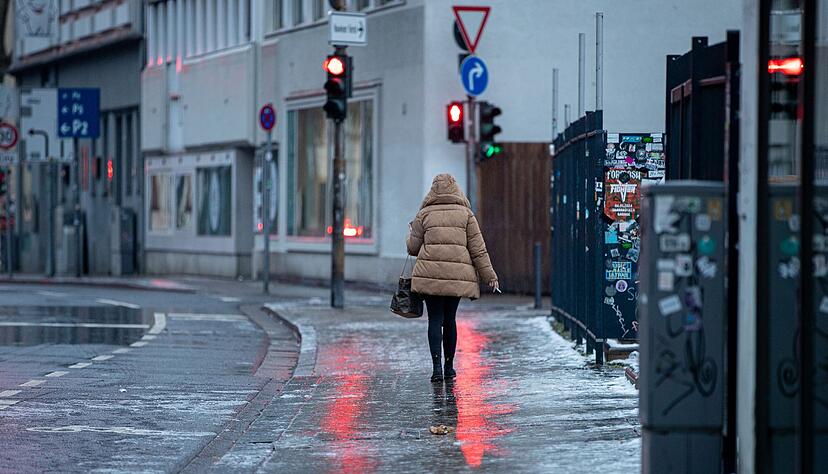 Achtung, glatt: Eine Fußgängerin passiert in Saarbrücken einen Gehweg, der sich nach Blitzeis in eine Rutschbahn verwandelt hat. Achtung, glatt: Eine Fußgängerin passiert in Saarbrücken einen Gehweg, der sich nach Blitzeis in eine Rutschbahn verwandelt hat.