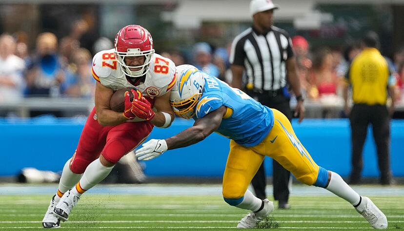 Travis Kelce (l) von den Kansas City Chiefs wird von Denzel Perryman von den Los Angeles Chargers gestoppt.