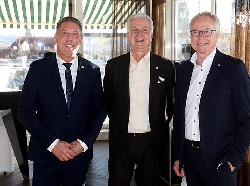 Die Stimme Mediengruppe feierte den 60. Geburtstag von Chefredakteur Uwe Ralf Heer (Mitte) mit Tilmann Distelbarth (rechts), Verleger und geschäftsführender Gesellschafter der Stimme Mediengruppe, sowie Marc Becker, Geschäftsführer der Stimme Mediengruppe. Die Stimme Mediengruppe feierte den 60. Geburtstag von Chefredakteur Uwe Ralf Heer (Mitte) mit Tilmann Distelbarth (rechts), Verleger und geschäftsführender Gesellschafter der Stimme Mediengruppe, sowie Marc Becker, Geschäftsführer der Stimme Mediengruppe.