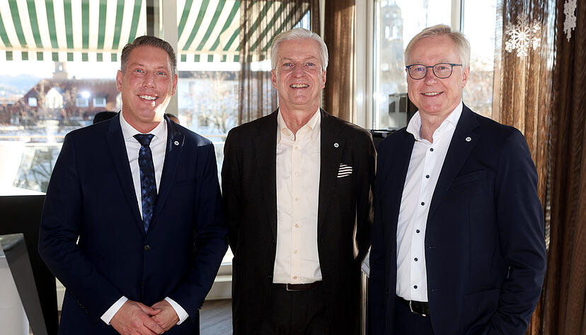 Die Stimme Mediengruppe feierte den 60. Geburtstag von Chefredakteur Uwe Ralf Heer (Mitte) mit Tilmann Distelbarth (rechts), Verleger und geschäftsführender Gesellschafter der Stimme Mediengruppe, sowie Marc Becker, Geschäftsführer der Stimme Mediengruppe. Die Stimme Mediengruppe feierte den 60. Geburtstag von Chefredakteur Uwe Ralf Heer (Mitte) mit Tilmann Distelbarth (rechts), Verleger und geschäftsführender Gesellschafter der Stimme Mediengruppe, sowie Marc Becker, Geschäftsführer der Stimme Mediengruppe.