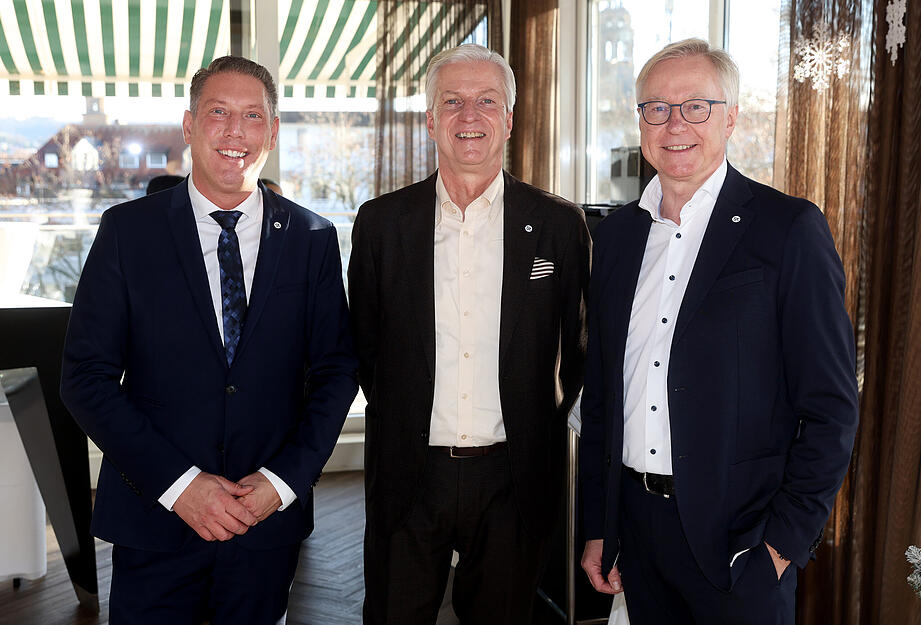 Die Stimme Mediengruppe feierte den 60. Geburtstag von Chefredakteur Uwe Ralf Heer (Mitte) mit Tilmann Distelbarth (rechts), Verleger und geschäftsführender Gesellschafter der Stimme Mediengruppe, sowie Marc Becker, Geschäftsführer der Stimme Mediengruppe. Die Stimme Mediengruppe feierte den 60. Geburtstag von Chefredakteur Uwe Ralf Heer (Mitte) mit Tilmann Distelbarth (rechts), Verleger und geschäftsführender Gesellschafter der Stimme Mediengruppe, sowie Marc Becker, Geschäftsführer der Stimme Mediengruppe.