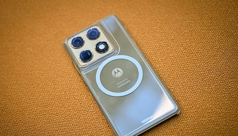 Mit der beigelegten Plastikh&uuml;lle erh&auml;lt das Motorola Signature noch einen Magnetring, mit dem man es an Autohalterungen oder Ladestationen befestigen kann.