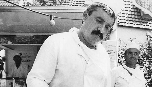 Thüringer Bratwürste brutzelten schon 1993 die Steinthalebener.Foto: Archiv/Dirks Thüringer Bratwürste brutzelten schon 1993 die Steinthalebener.Foto: Archiv/Dirks