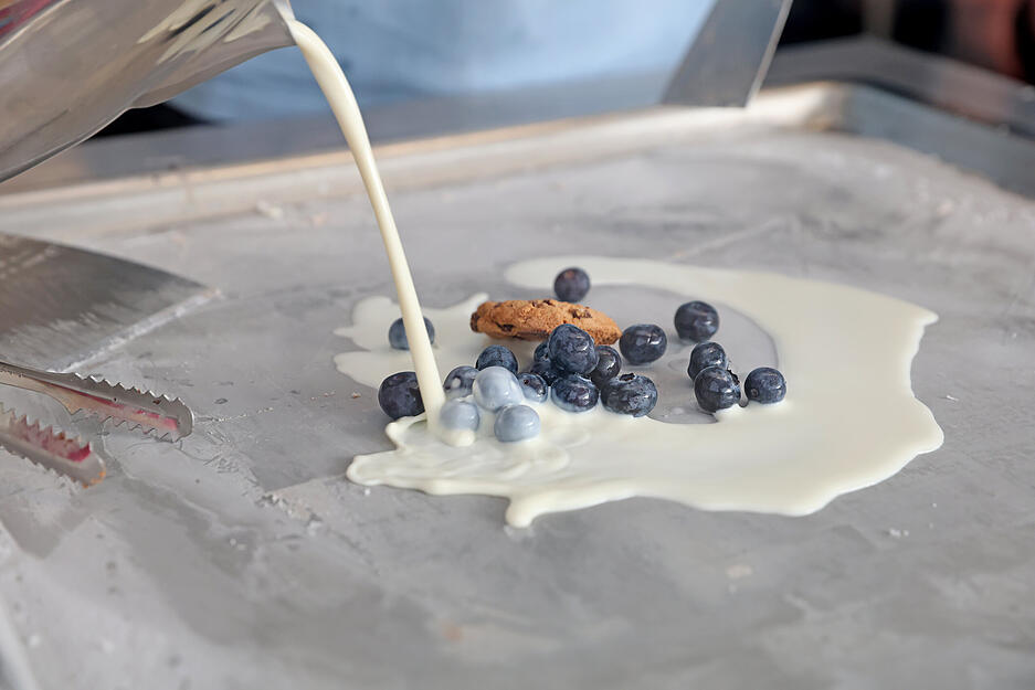 Beim Street Food Festival Heilbronn gibt es selbstgemachte Eiscremerollen mit frischen Zutaten.