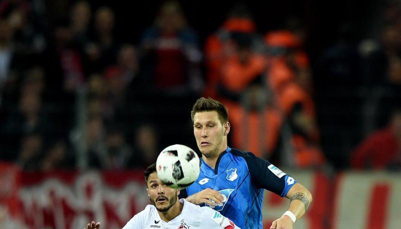 K&ouml;lns Leonardo Bittencourt (l) und Hoffenheims Niklas S&uuml;le k&auml;mpfen um den Ball. Foto:&nbsp;Jonas G&uuml;ttler