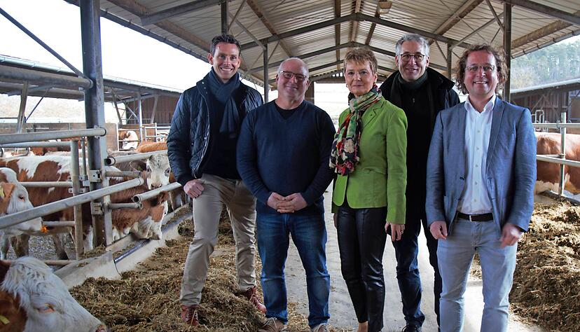 Jan Bock und Ralf Bund ( v. l.) mit Friedlinde Gurr-Hirsch (CDU) sowie Jan Plagge und Christian Eichert (beide Bioland) beim Vor-Ort-Termin.
Foto: Lidl