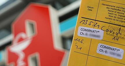 Zweifach gegen Corona geimpfte Bürger können sich in einzelnen Apotheken einen digitalen Impfnachweis ausstellen lassen. Zweifach gegen Corona geimpfte Bürger können sich in einzelnen Apotheken einen digitalen Impfnachweis ausstellen lassen.