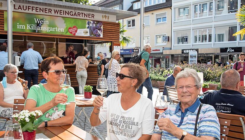 Volle Gl&auml;ser und beste Laune: Der Stand der Lauffener Weing&auml;rtner war ab dem Vorabend ein generationen&uuml;bergreifender Anlaufpunkt.