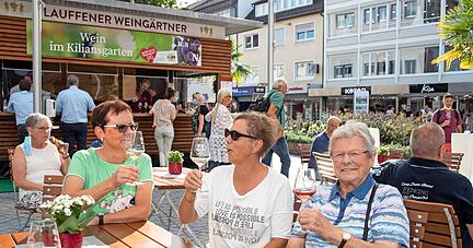 Volle Gl&auml;ser und beste Laune: Der Stand der Lauffener Weing&auml;rtner war ab dem Vorabend ein generationen&uuml;bergreifender Anlaufpunkt.
