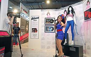 Mit dem Amy-Winehouse-Double Caroline Beaumont aus England wurde am Freitag schon mal auf die Sonderausstellung im Bikiniart-Museum eingestimmt. Ab 23. Juli ist die Schau für Besucher zugänglich.
Fotos: Ralf Seidel Mit dem Amy-Winehouse-Double Caroline Beaumont aus England wurde am Freitag schon mal auf die Sonderausstellung im Bikiniart-Museum eingestimmt. Ab 23. Juli ist die Schau für Besucher zugänglich.
Fotos: Ralf Seidel