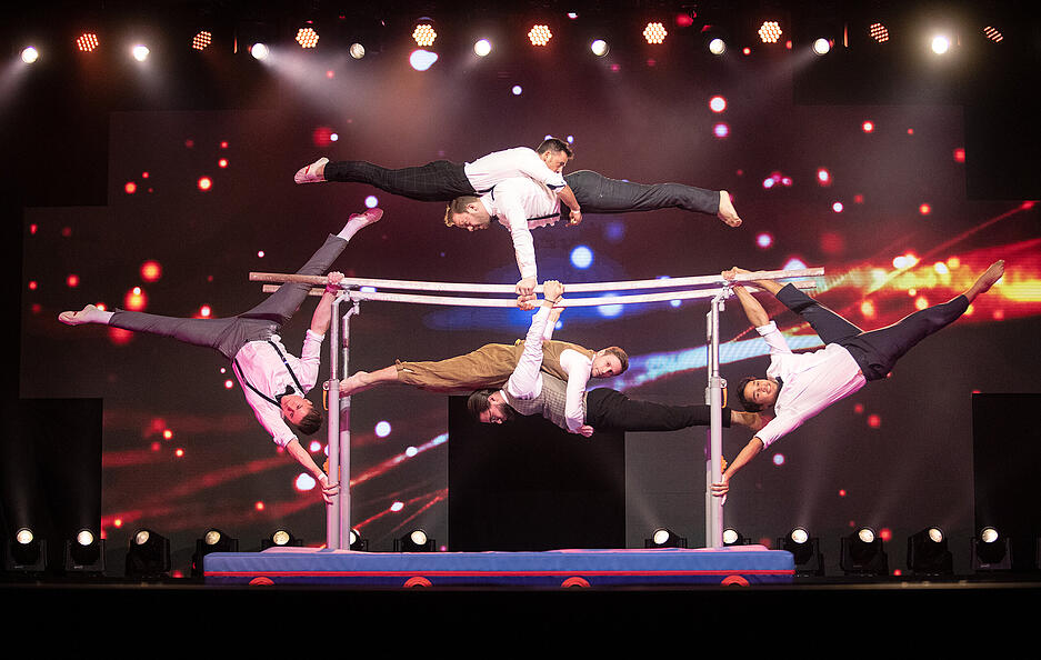 Starke Turner vom rtistic Show Team Heidelberg zeigen am Barren spektakul&auml;re &Uuml;bungen