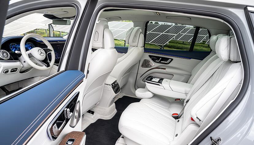 Auch auf der Rückbank des EQS SUV macht sich die luxuriöse Ausstattung bemerkbar. Auch auf der Rückbank des EQS SUV macht sich die luxuriöse Ausstattung bemerkbar.