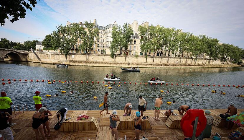 Nach über 100 Jahren dürfen die Menschen in Paris wieder in der Seine schwimmen. Nach über 100 Jahren dürfen die Menschen in Paris wieder in der Seine schwimmen.