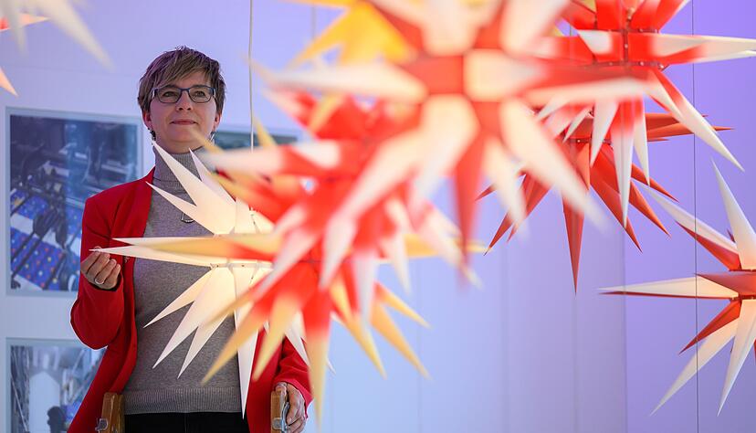 Schauwerkstatt der Herrnhuter Sterne GmbH. 25 Zacken, 17 Viereckige und 8 Dreieckige, machen die besondere Form der osts&auml;chsischen Traditionssterne aus.