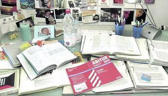 Abiturientenschreibtisch im allerh&ouml;chsten Pr&uuml;fungsstress. Ob da jetzt g&auml;hnende Leere herrscht? (Foto: Dittmar Dirks)