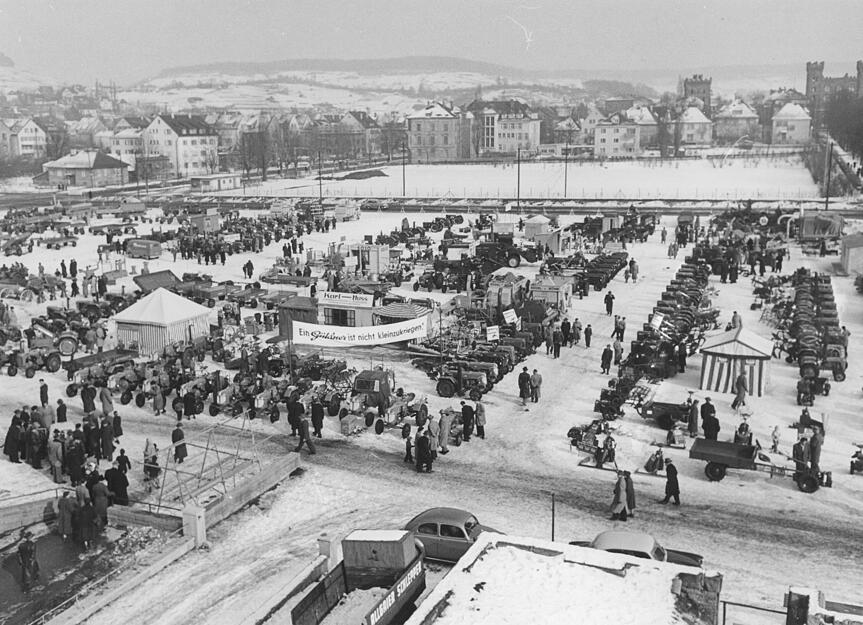 Trotz eisiger Kälte kommen Besucher 1956 auf das Marktareal zwischen Oststraße (im Hintergrund) und der Allee.