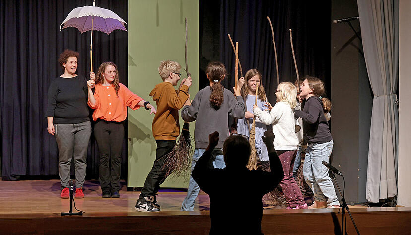 Seit Mai laufen die Proben in Weinsberg für "Die kleine Hexe" nach dem Kinderbuchklassiker von Otfried Preußler. Seit Mai laufen die Proben in Weinsberg für "Die kleine Hexe" nach dem Kinderbuchklassiker von Otfried Preußler.