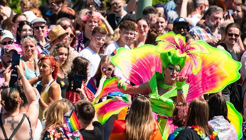 Der Kölner CSD ist eine der größten Veranstaltungen der LGBTIQ-Community in Europa. Der Kölner CSD ist eine der größten Veranstaltungen der LGBTIQ-Community in Europa.