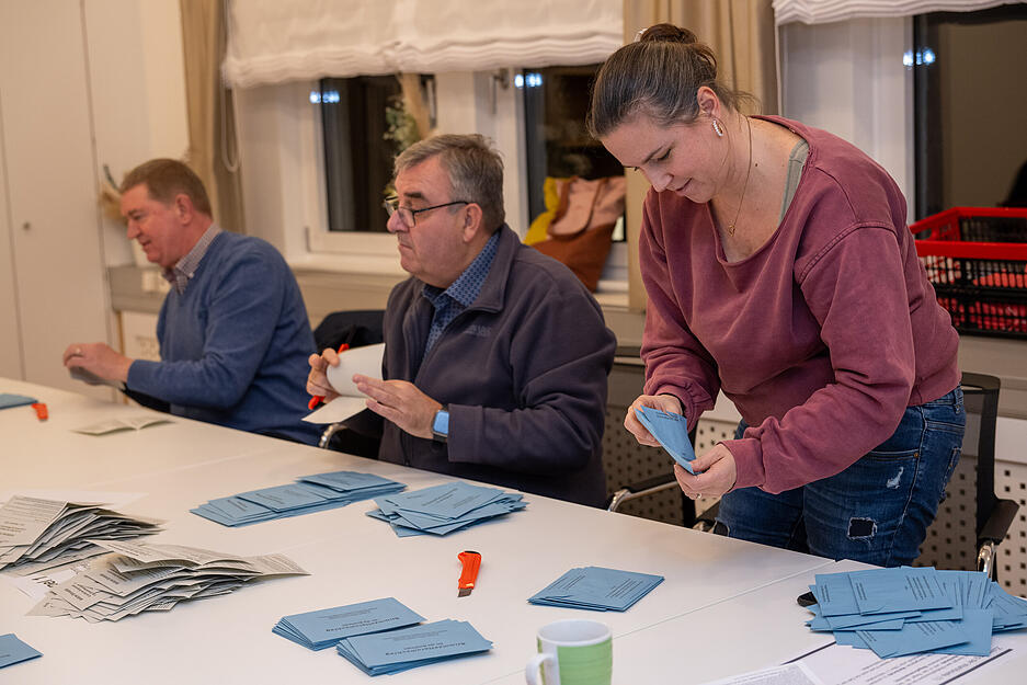 Helfer zählten die Stimmen bei der Bürgermeisterwahl in Massenbachhausen aus. Helfer zählten die Stimmen bei der Bürgermeisterwahl in Massenbachhausen aus.