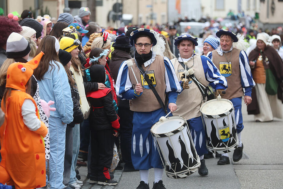 Stimmungsvoller Umzug mit Musik, Tanz und farbenfrohen Kostümen. Stimmungsvoller Umzug mit Musik, Tanz und farbenfrohen Kostümen.
