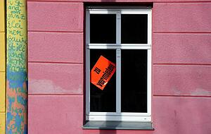 Wer wegen Eigenbedarf eine Kündigung bekommt, findet seine alte Wohnung manchmal später auf Portalen wie Airbnb wieder. Foto: dpa