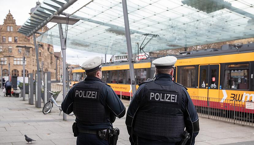 Auch am Heilbronner Hauptbahnhof und an den S-Bahn-Haltestellen kontrollieren kommunaler Ordnungsdienst und Bundespolizei die verschärfte Maskenpflicht.
Foto: Andreas Veigel Auch am Heilbronner Hauptbahnhof und an den S-Bahn-Haltestellen kontrollieren kommunaler Ordnungsdienst und Bundespolizei die verschärfte Maskenpflicht.
Foto: Andreas Veigel