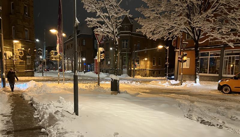 Am Öhringer Hauptbahnhof ist ein Bürgersteig geräumt. Am Öhringer Hauptbahnhof ist ein Bürgersteig geräumt.