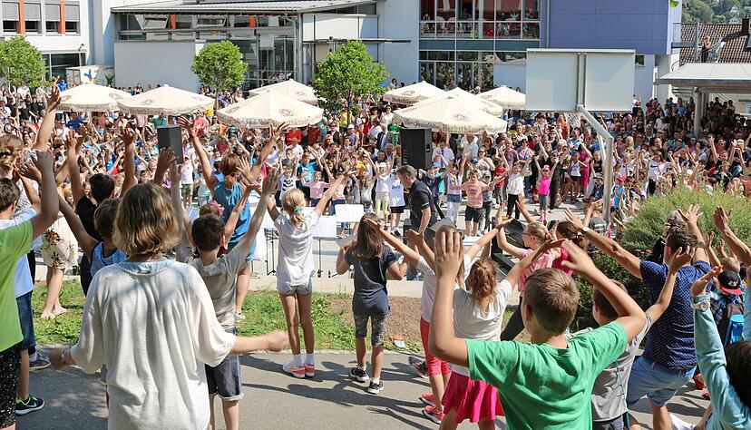 Die Stadt investierte in den vergangene Jahren kräftig in ihre Schulen. Das Gebäude der Georg-Wagner-Realschule (hier bei der Einweihungsfeier) wurde für rund acht Millionen Euro generalsaniert.
Foto: Archiv/Zimmermann