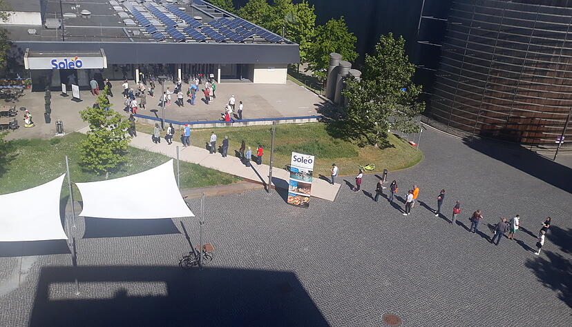 Schlangenbildung beim Ticketkauf zu vermeiden hat am Mittwochmorgen (2. Juni) leider nicht geklappt. Vor dem Soleo in Heilbronn bildete sich eine lange Schlange. Leserfoto: Ulrich Wagner Schlangenbildung beim Ticketkauf zu vermeiden hat am Mittwochmorgen (2. Juni) leider nicht geklappt. Vor dem Soleo in Heilbronn bildete sich eine lange Schlange. Leserfoto: Ulrich Wagner